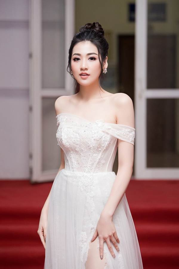 Á hậu Tú Anh khoe chân dài gợi cảm với bộ váy thiết kế lạ mắt-8