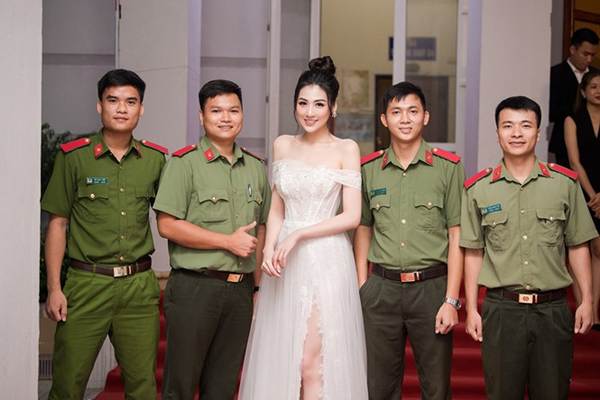 Á hậu Tú Anh khoe chân dài gợi cảm với bộ váy thiết kế lạ mắt-9