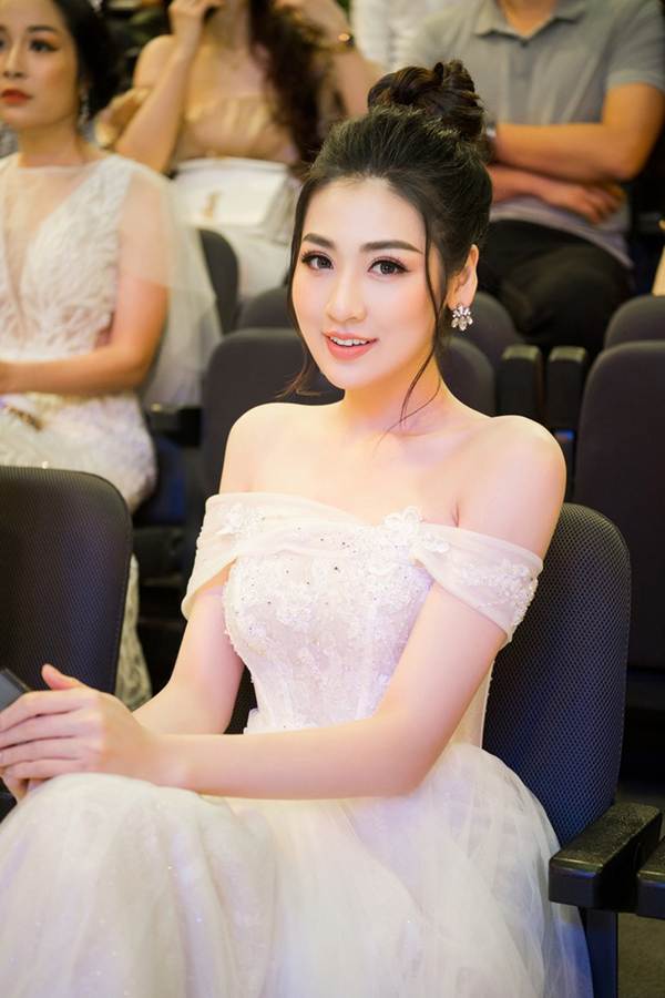 Á hậu Tú Anh khoe chân dài gợi cảm với bộ váy thiết kế lạ mắt-12