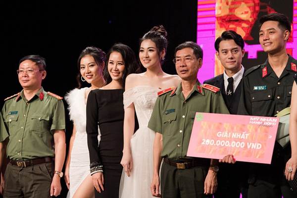 Á hậu Tú Anh khoe chân dài gợi cảm với bộ váy thiết kế lạ mắt-13