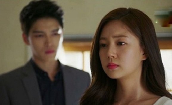 Con sinh ra giống hệt chồng cũ, tôi đánh vợ bầm dập rồi chết sững khi thấy thứ này-2