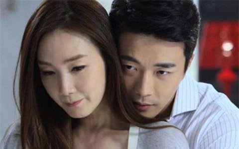 Con sinh ra giống hệt chồng cũ, tôi đánh vợ bầm dập rồi chết sững khi thấy thứ này-1