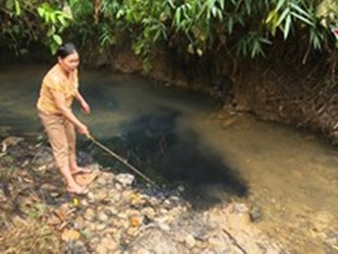 Nước sạch Hà Nội có mùi lạ: Nghi vấn đổ dầu thải ở đầu nguồn nước sông Đà