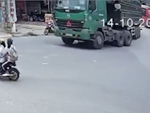 Đứng tim cảnh nam sinh lồm cồm bò ra từ gầm xe tải sau vụ tai nạn