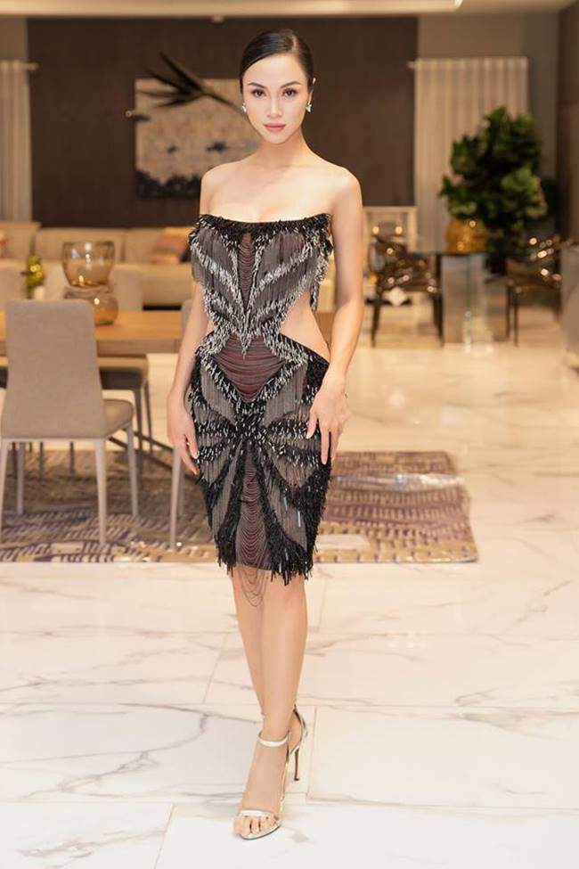 Phi Thanh Vân, Đỗ Mỹ Linh chăm mặc đầm trễ nải gây lo lắng như sắp tụt-13