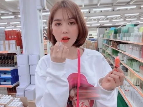 Ngọc Trinh bị chỉ trích vì cách thử son vô ý thức khi đi tham khảo mỹ phẩm ở Hàn Quốc
