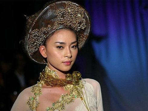 Nếu đã chọn tà áo dài truyền thống Việt Nam, tuyệt đối đừng mắc 4 lỗi phản cảm này!-8