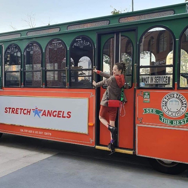 Sulli một ngày trước khi tự tử, vẫn chụp ảnh quảng cáo và tươi cười rạng rỡ-1