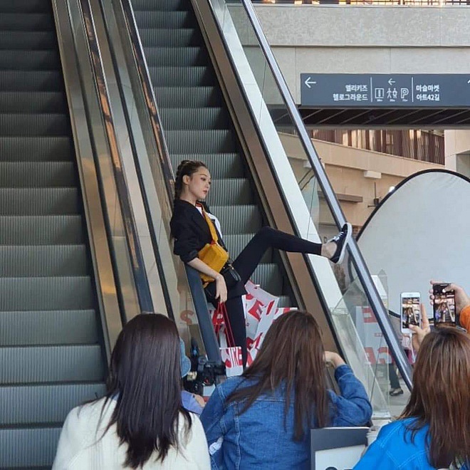 Sulli một ngày trước khi tự tử, vẫn chụp ảnh quảng cáo và tươi cười rạng rỡ-2