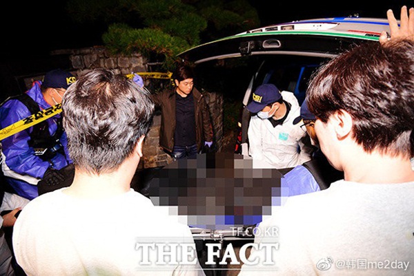 Cập nhật: Kết thúc cuộc điều tra nhà riêng, thi thể Sulli được chuyển bằng xe cứu thương tới bệnh viện-4