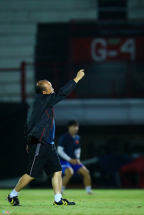 HLV Park nổi giận khi phát hiện máy quay tuyển Việt Nam tập-7