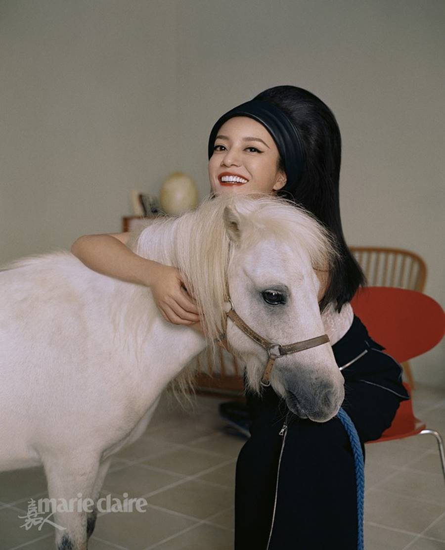 Triệu Vy trẻ đẹp khác lạ với kiểu tóc tổ ong quyến rũ-2