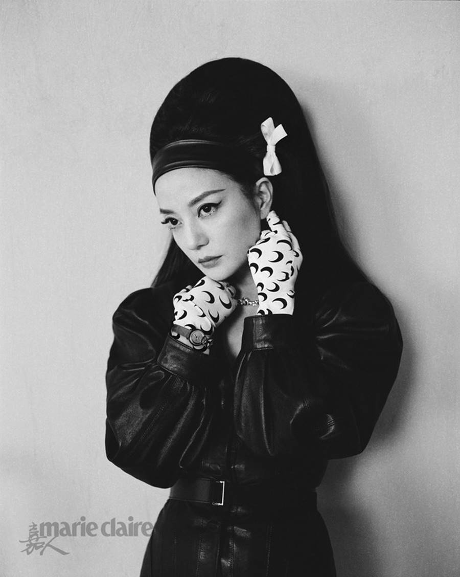 Triệu Vy trẻ đẹp khác lạ với kiểu tóc tổ ong quyến rũ-5