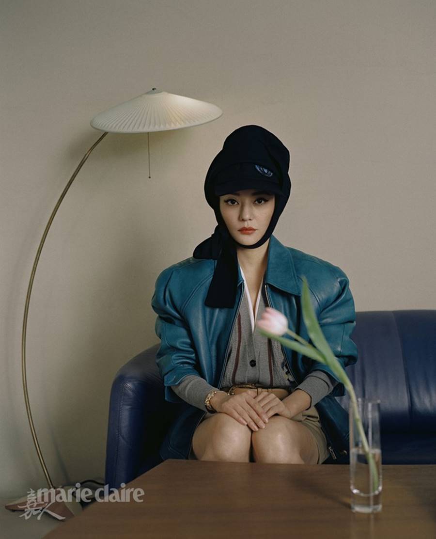 Triệu Vy trẻ đẹp khác lạ với kiểu tóc tổ ong quyến rũ-6