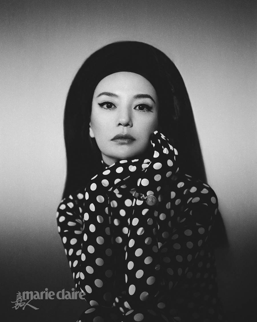 Triệu Vy trẻ đẹp khác lạ với kiểu tóc tổ ong quyến rũ-7