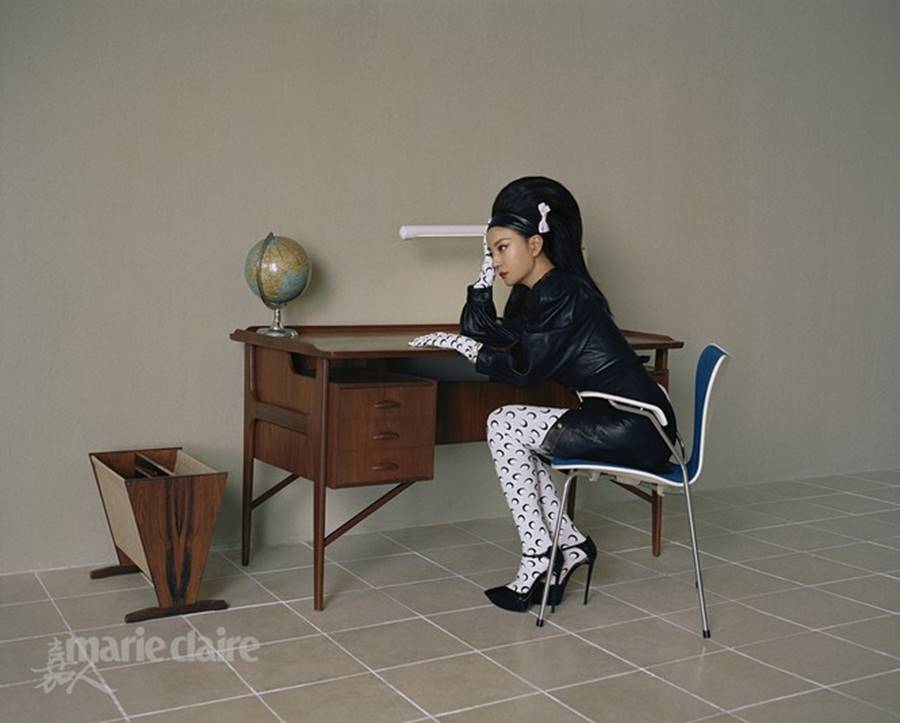 Triệu Vy trẻ đẹp khác lạ với kiểu tóc tổ ong quyến rũ-8