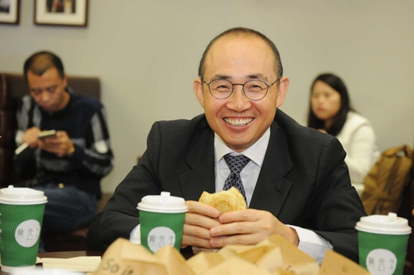 Người đàn ông đã hai đời vợ mới quen 4 ngày đã cầu hôn cô thạc sĩ từ Cambridge thu nhập triệu đô, bất ngờ hơn là câu trả lời và cái kết-1