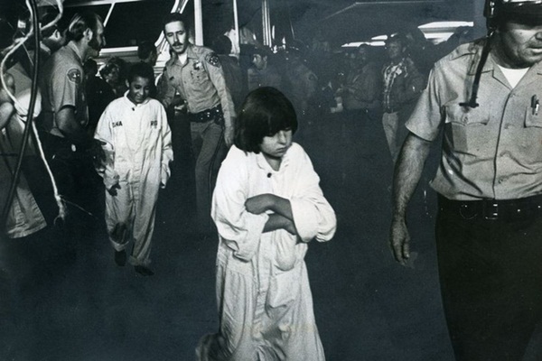 Vụ bắt cóc và chôn sống 26 đứa trẻ hơn 40 năm về trước và ký ức kinh hoàng đeo đuổi những người sống sót đến tận hôm nay-1