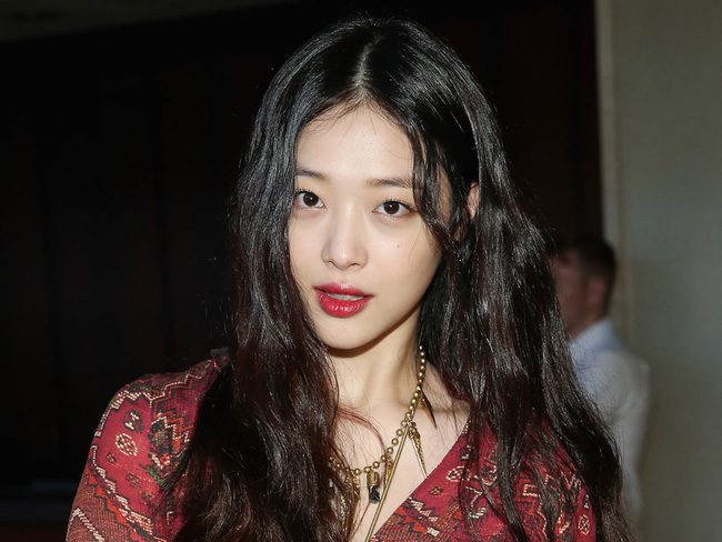 Sốc: Trước lúc qua đời, Sulli từng bị dọa nạt ở nơi công cộng, ném đồ ăn vào người khi không cho quay lén-2