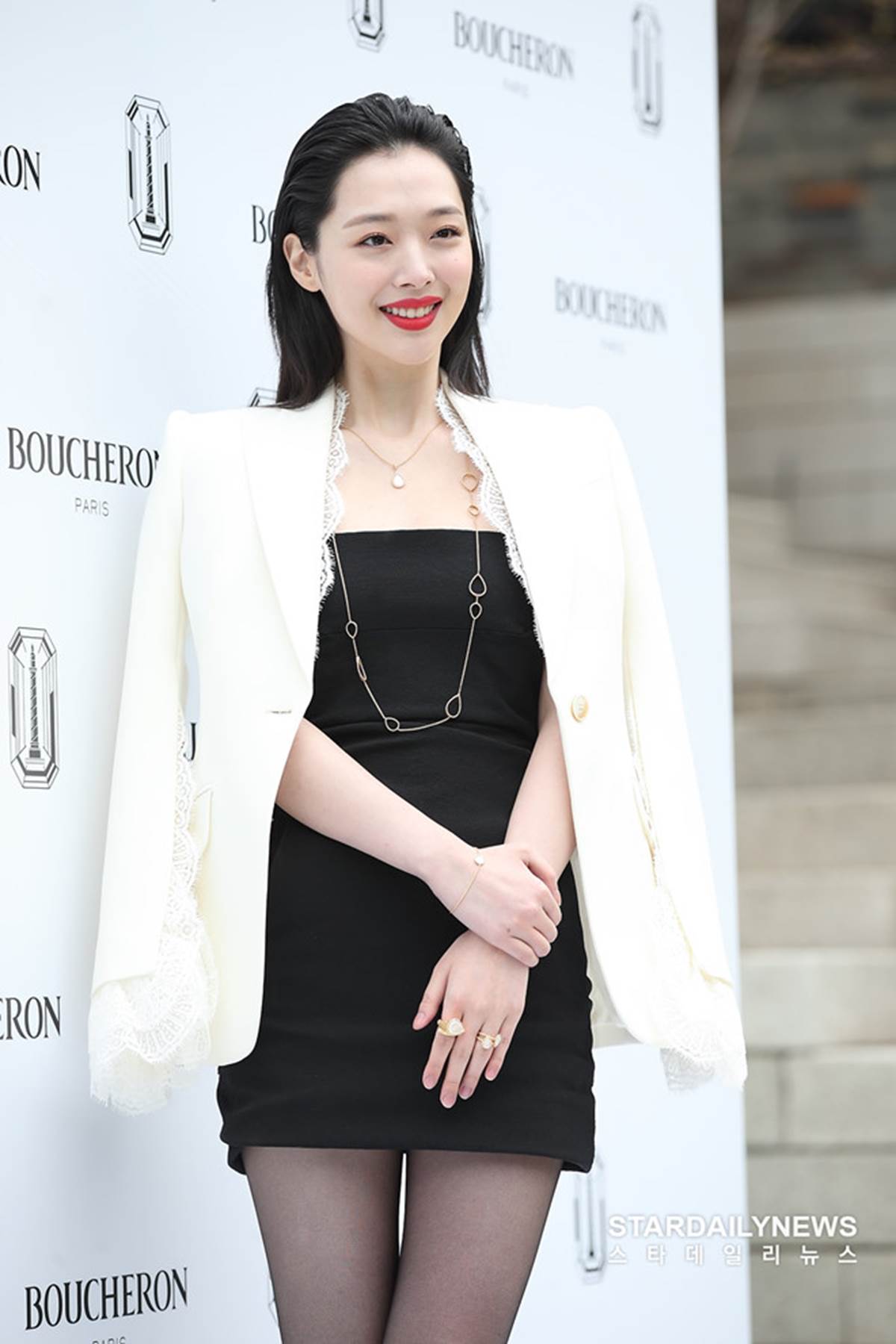 Sulli từng xuất hiện như nữ thần trong những bộ trang phục gợi cảm-2