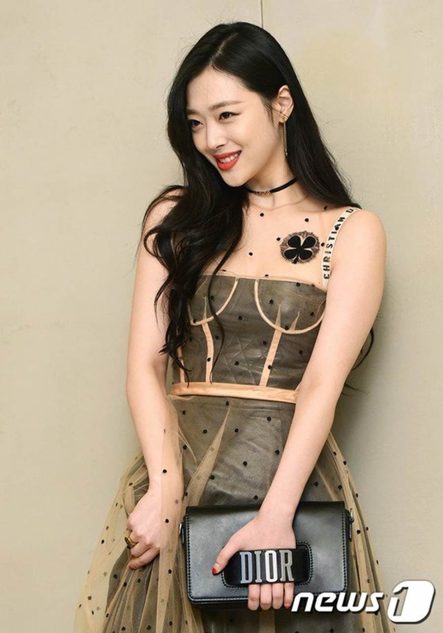 Sulli từng xuất hiện như nữ thần trong những bộ trang phục gợi cảm-5