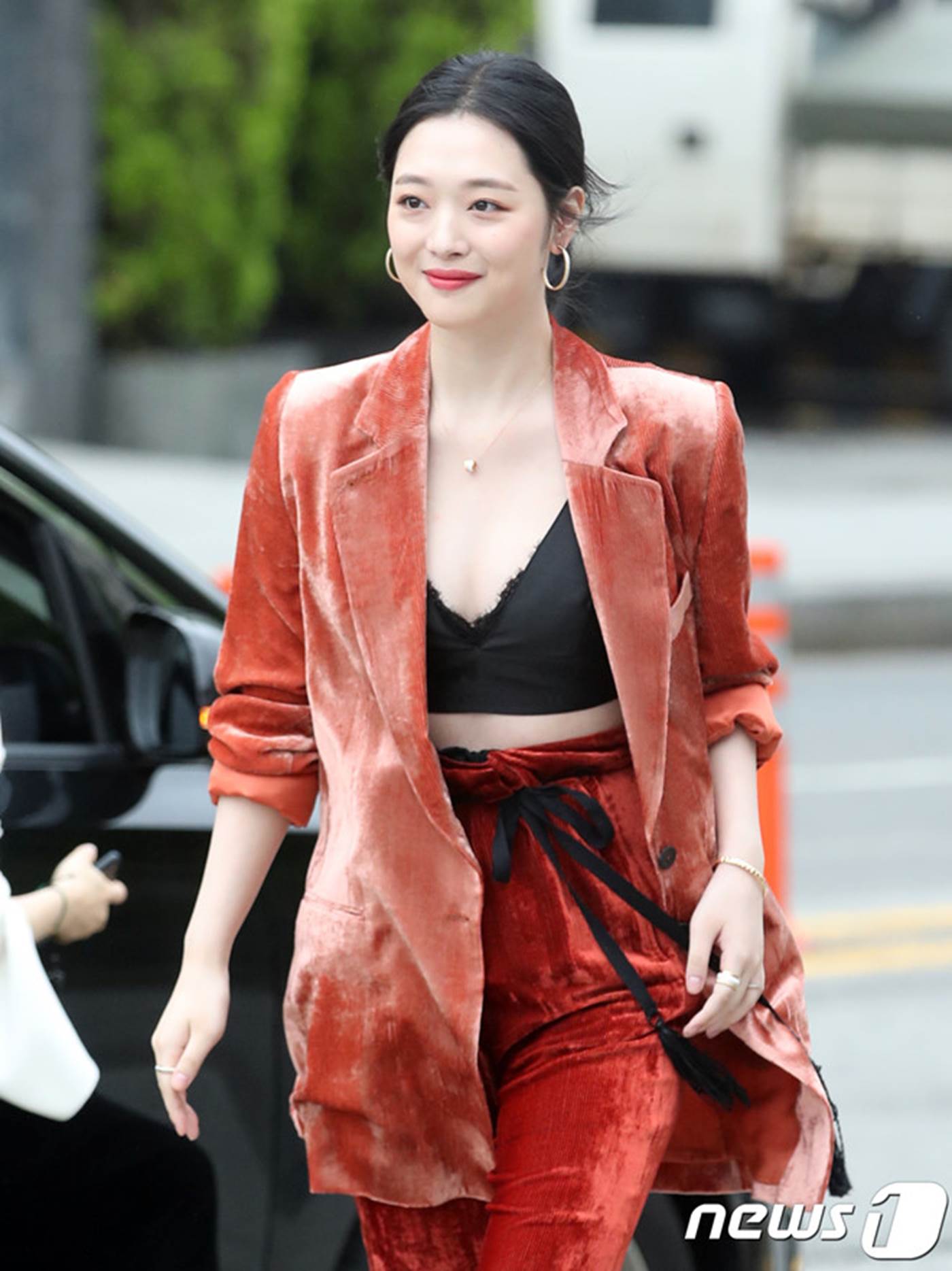 Sulli từng xuất hiện như nữ thần trong những bộ trang phục gợi cảm-7