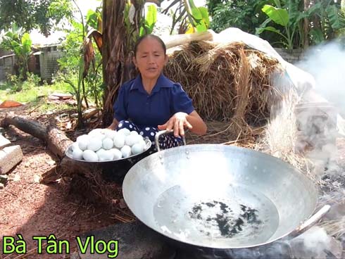 Giữa lùm xùm bị tố này tố kia, Bà Tân Vlog bất ngờ được dân mạng bênh chằm chặp vì tìm lại được đoạn clip này-9