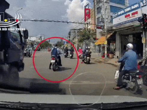Clip: Tài xế xe tải ép thanh niên chạy xe máy, người chứng kiến chỉ biết kêu trời ơi-1