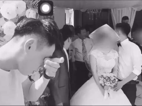 Clip chàng trai gạt lệ khi thấy người yêu cũ đi lấy chồng gây xôn xao
