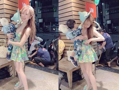 Mặc váy cúp ngực bế con, mẹ trẻ vô tình để lộ ngực 
