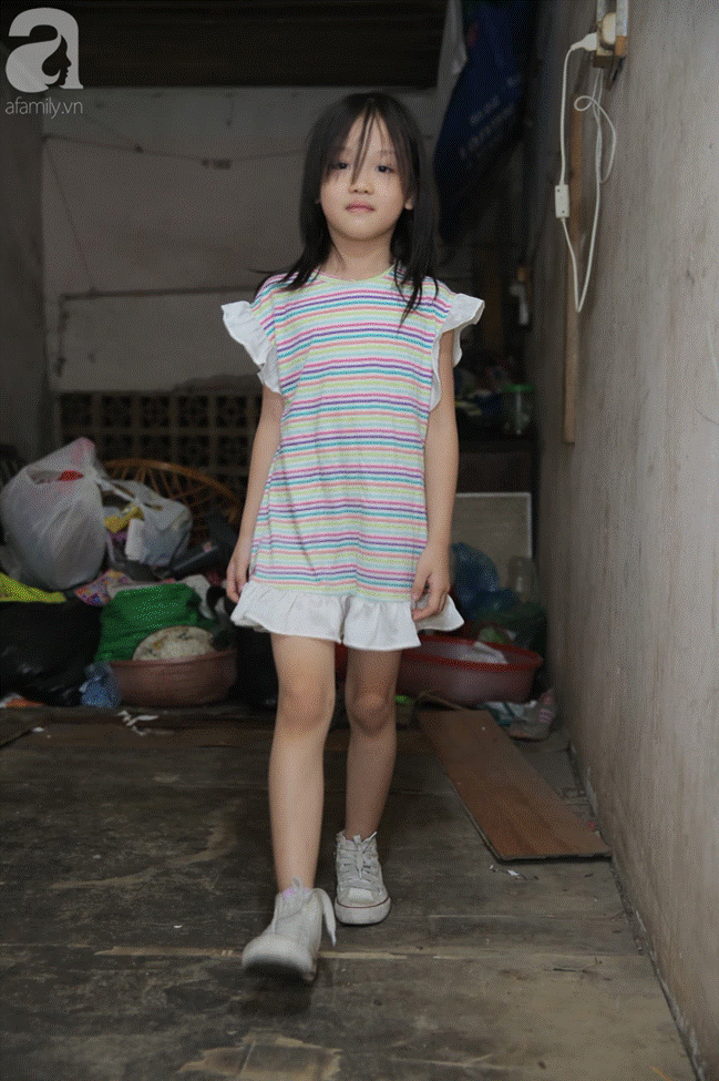 Sau bức ảnh nằm co ro ngoài vỉa hè Hà Nội, bé gái từng gây bão MXH với cách phối đồ cũ cực chất đã có người giúp đỡ-9