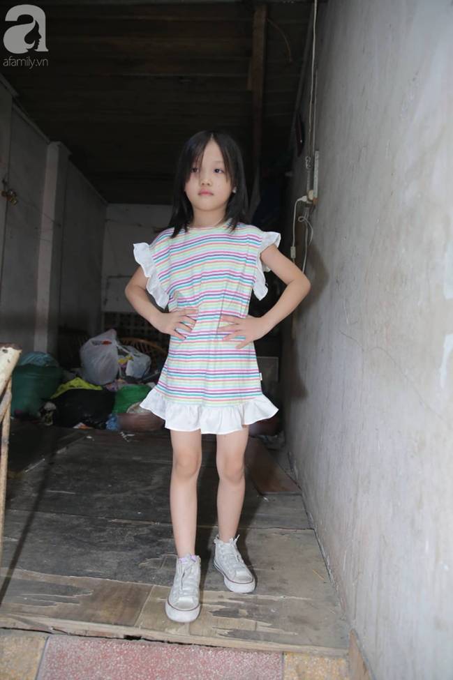 Sau bức ảnh nằm co ro ngoài vỉa hè Hà Nội, bé gái từng gây bão MXH với cách phối đồ cũ cực chất đã có người giúp đỡ-8