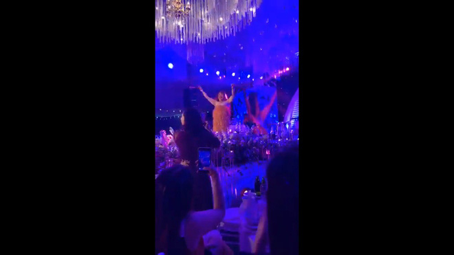 NSƯT Xuân Hinh giả gái diễn đám cưới khủng ở Hải Phòng, vạch áo lộ nửa người khiến khán giả choáng”-1