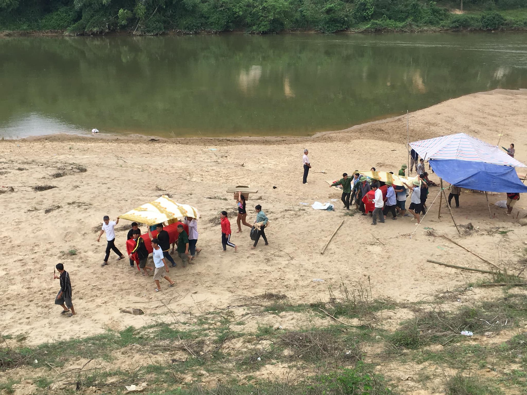 Vụ 3 nam sinh đuối nước thương tâm: Cha mẹ nấc nghẹn bên quan tài các con-2