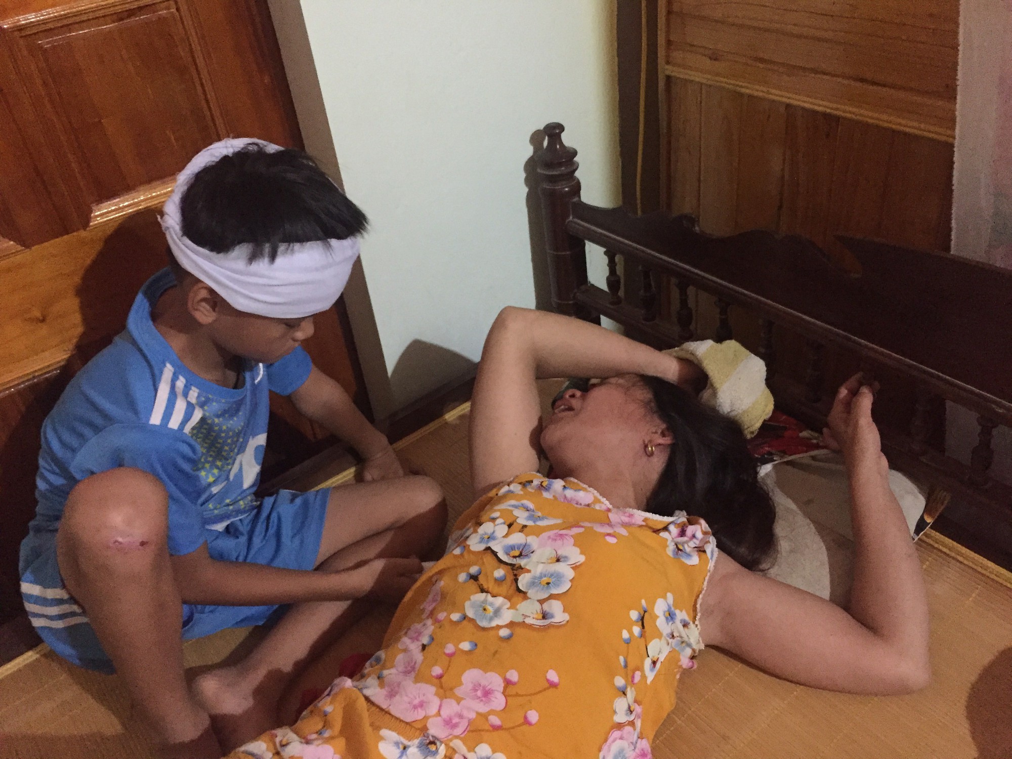 Vụ 3 nam sinh đuối nước thương tâm: Cha mẹ nấc nghẹn bên quan tài các con-6