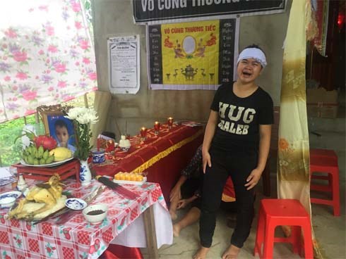 Vụ 3 nam sinh đuối nước thương tâm: Cha mẹ nấc nghẹn bên quan tài các con
