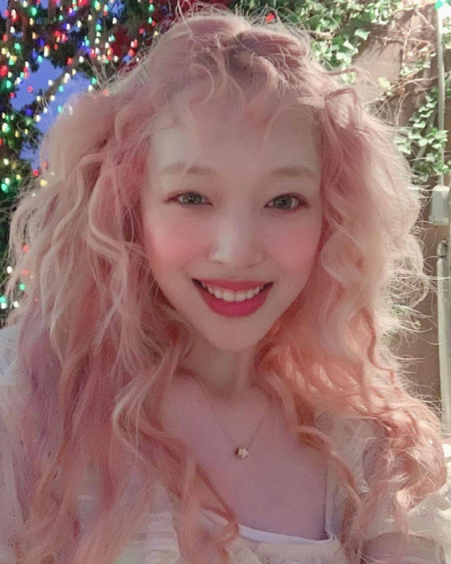 Hai kiểu tóc đình đám cộp mác Sulli: Tóc xoăn bà thím và tóc mái chó gặm-2