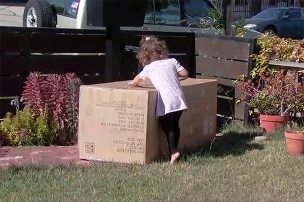 Mẹ đưa cho con gái 2 tuổi nghịch điện thoại và cái kết khiến mẹ phải cười ra nước mắt-2