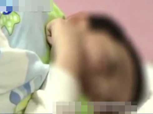 Bé trai 2 tuổi suýt chết vì thói quen đeo dây chuyền cho con mà nhiều gia đình vẫn làm-3