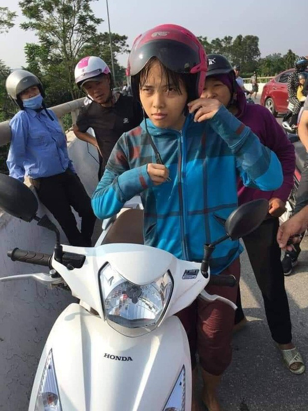 Hú hồn màn nhảy cầu rồi tự bơi lên bờ bỏ đi mất hút của cô gái ở Hải Phòng-2