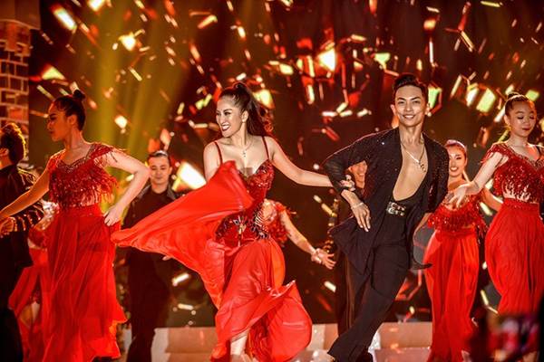 Khánh Thi khoe vòng một nóng bỏng trên sàn nhảy dancesport cùng ông xã-10