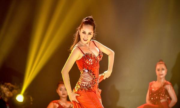 Khánh Thi khoe vòng một nóng bỏng trên sàn nhảy dancesport cùng ông xã-8