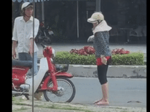 Người đàn ông bị vợ đánh, đạp đổ xe nhưng vẫn cố giữ bình tĩnh