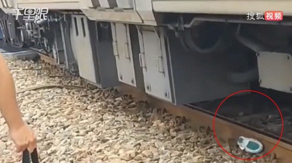 Người phụ nữ 27 tuổi tuyệt vọng quyết định tự tử, hình ảnh cô chạy lao ra đường ray nằm chờ xe lửa khiến ai cũng ám ảnh-4