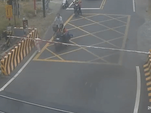 Đau răng khôn mãi mà không được bác sĩ nhổ, 1 người đàn ông treo cổ tự sát-3