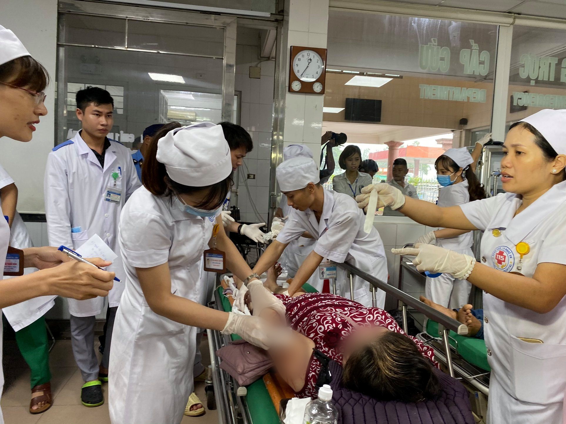 Nghệ An: Kinh hoàng xe khách đối đầu xe tải khiến hàng chục người thương vong, la hét cầu cứu-4