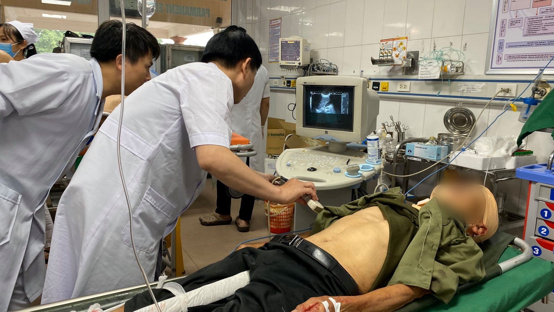 Nghệ An: Kinh hoàng xe khách đối đầu xe tải khiến hàng chục người thương vong, la hét cầu cứu-5