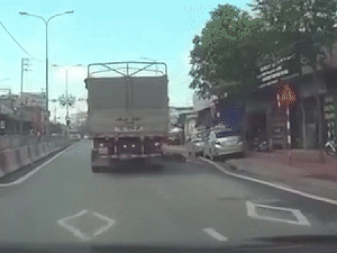 Khoảnh khắc cụ ông thoát chết thần kỳ dưới gầm xe tải-1