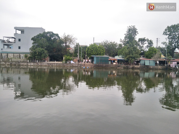 Vụ 2 cháu nhỏ đuối nước thương tâm khi đi đạp vịt: Cách đây vài ngày, họ mua về 2 chiếc thuyền để dưới hồ, việc kinh doanh chưa được cấp phép-1