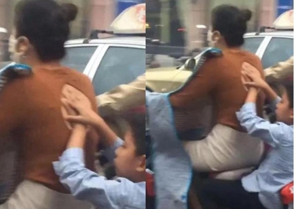 Mẹ chở con trai đi trên đường, hành động của đứa trẻ phía sau gây chú ý và được dân mạng khen ngợi hết lời-1